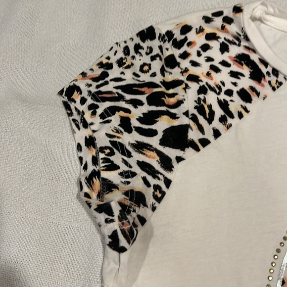 Guess white tshirt w/ leopard print sleeves - Picture 4 of 7